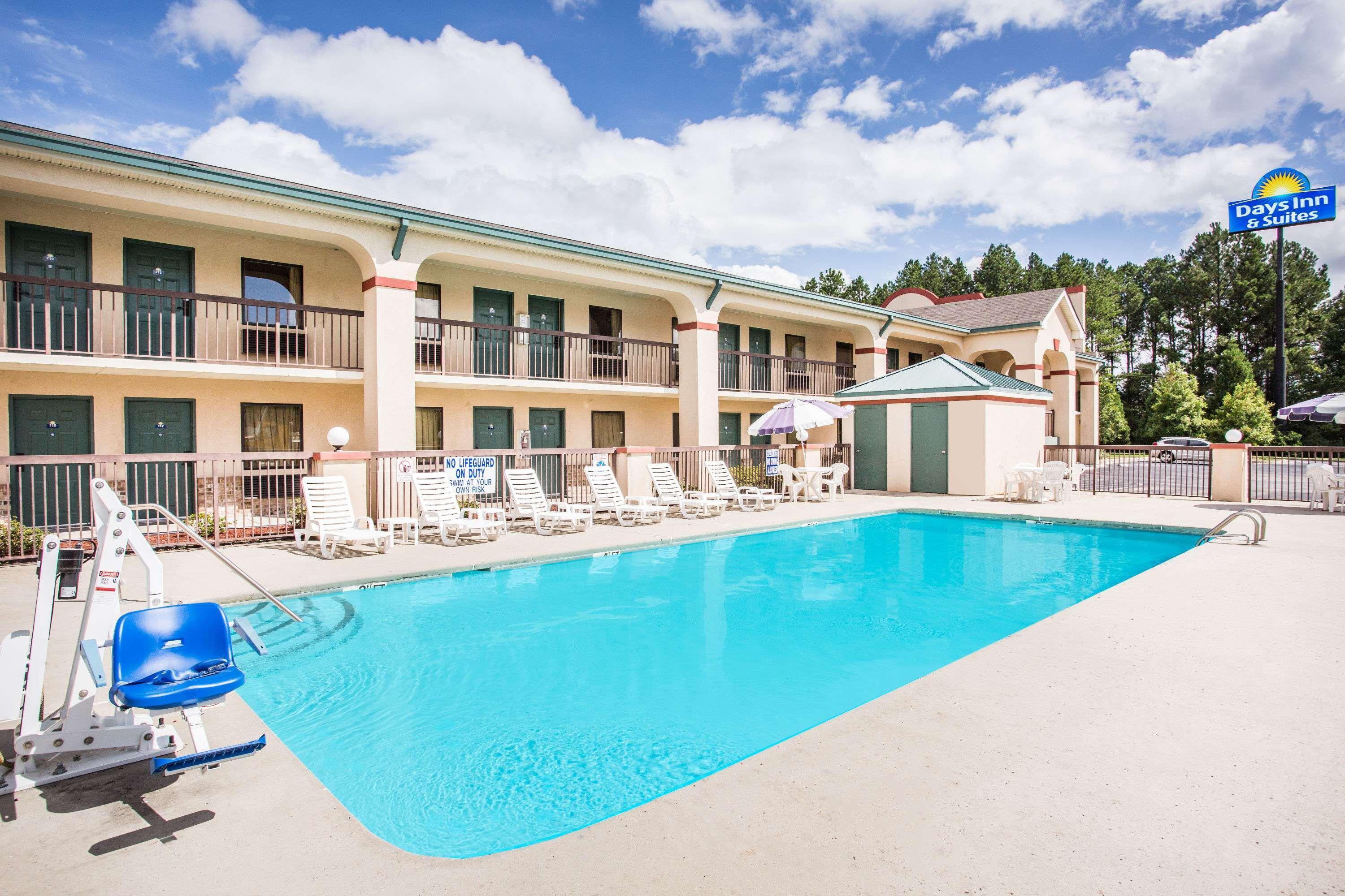 Days Inn & Suites By Wyndham Columbia Airport West Columbia Exterior photo