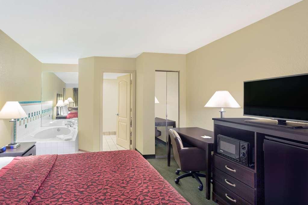 Days Inn & Suites By Wyndham Columbia Airport West Columbia Room photo